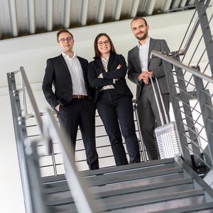 Mitarbeiter laufen Treppe runter
